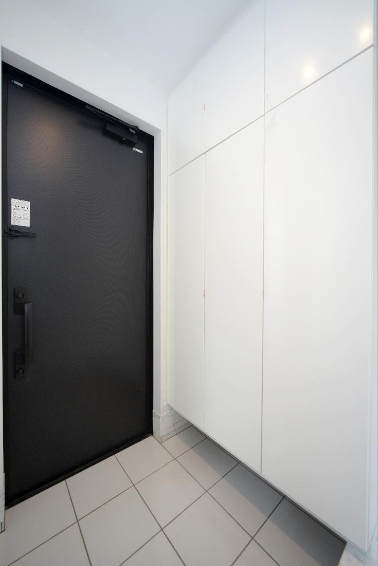 Entrance. Example of construction