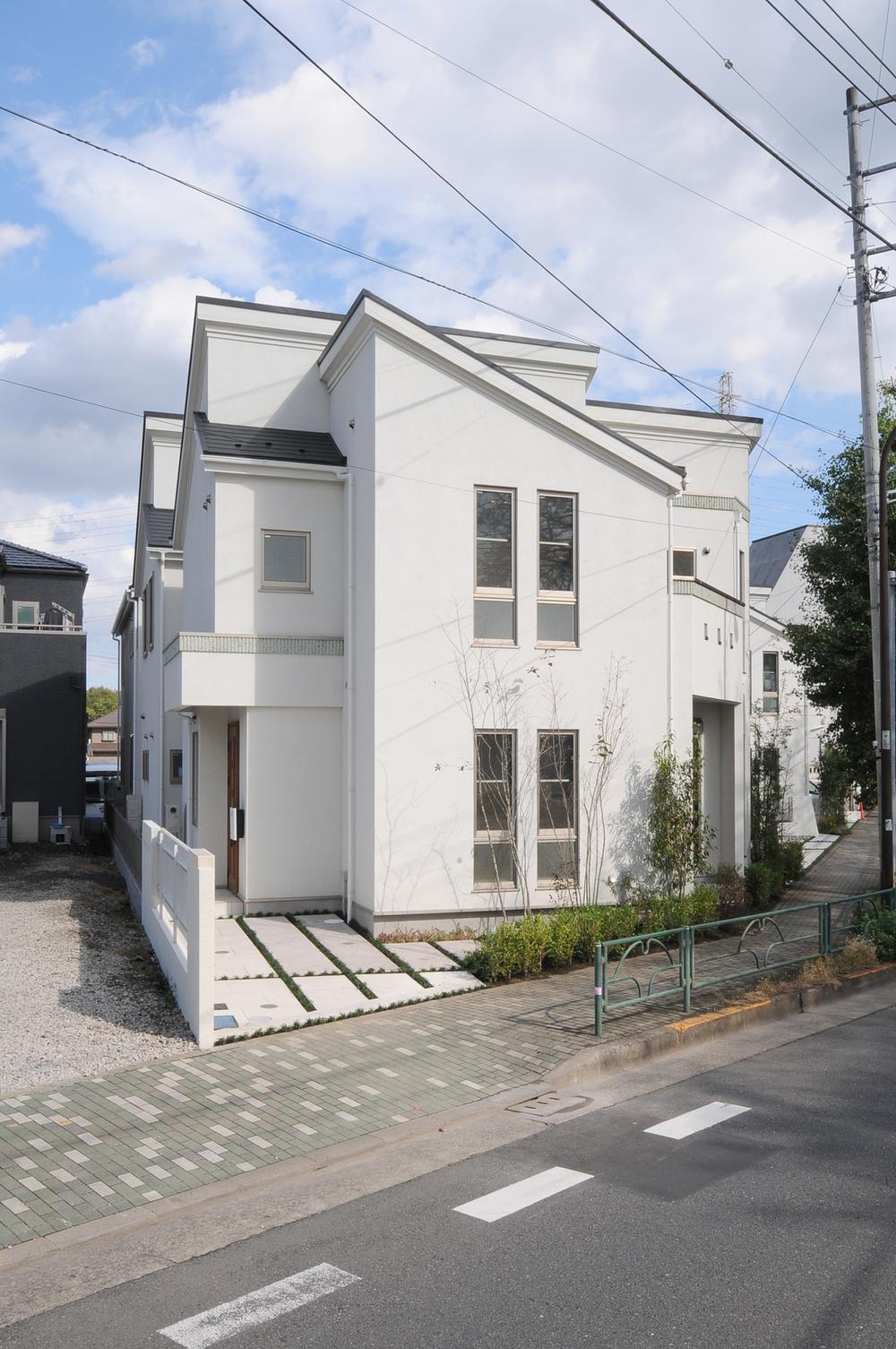 Same specifications photos (appearance). The appearance of the white-collar is the GT unique.