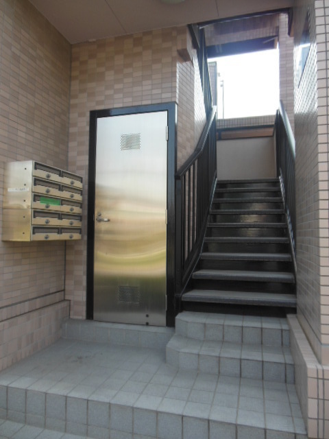 Entrance. The entrance to the entrance means that there is room