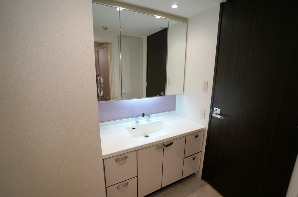 Wash basin, toilet. bathroom