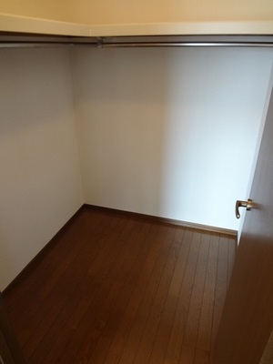 Receipt. Walk-in closet