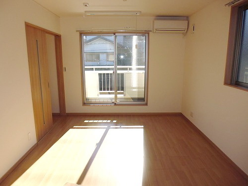 Other room space. Sunny