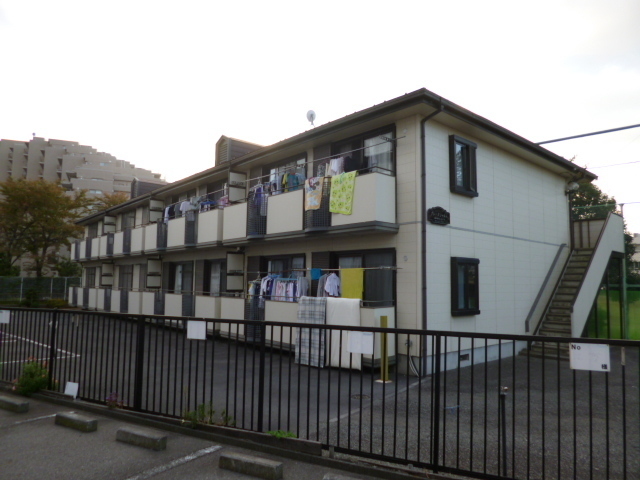 Building appearance. There is a primary school is right behind