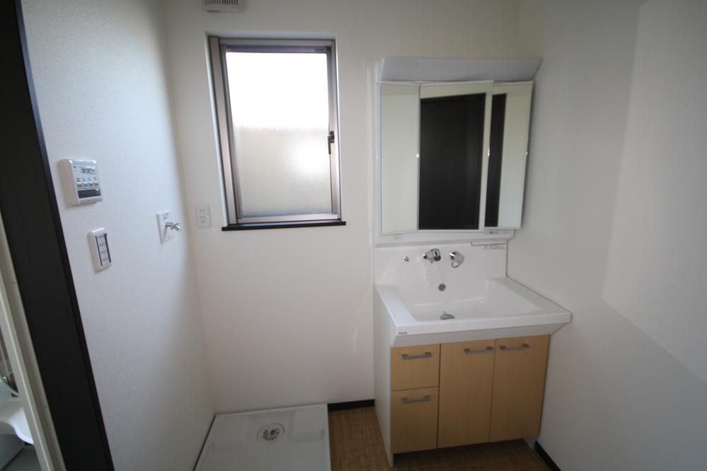 Wash basin, toilet. Example of construction