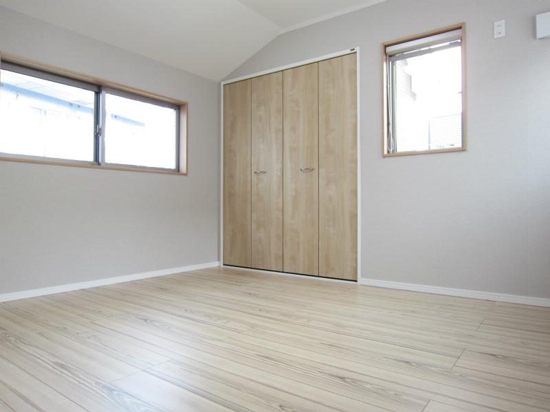 Non-living room. 7 Pledge Western-style