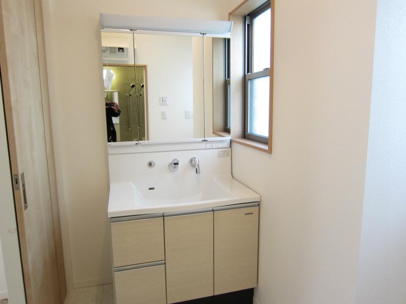 Other introspection. Three-sided mirror with shampoo dresser