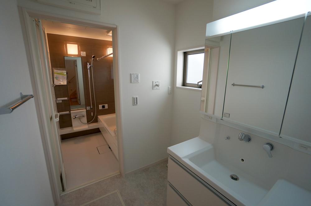 Wash basin, toilet. Building 2 bathroom