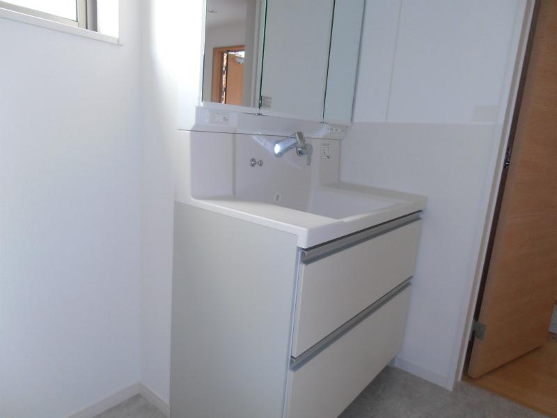 Wash basin, toilet. Indoor (12 May 2013) Shooting