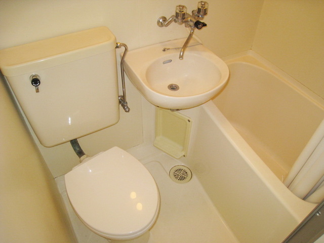 Bath. Cleaning also Easy 3-point unit type