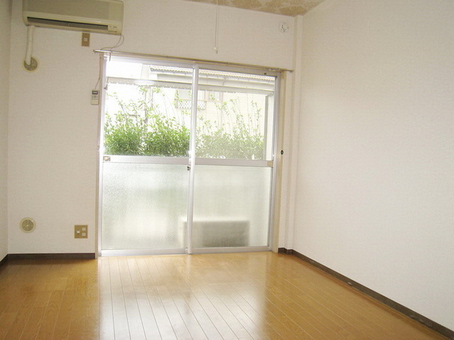 Other room space. Heating and cooling with air conditioning OK