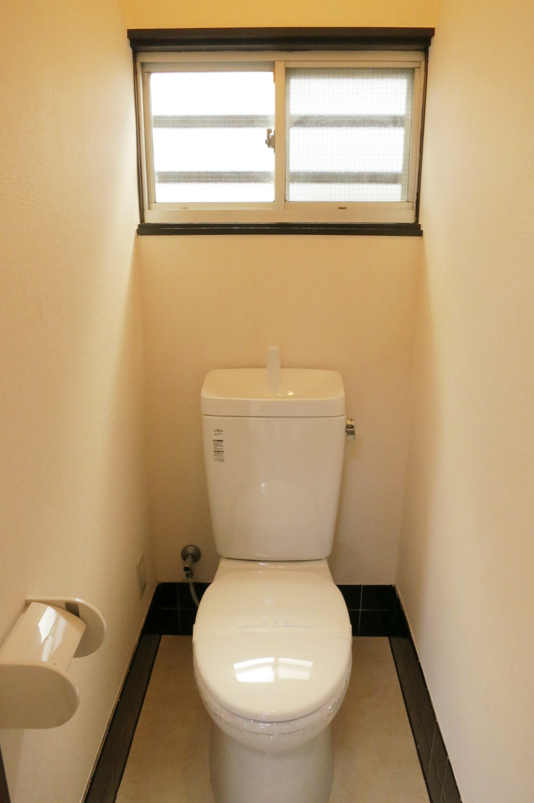 Toilet. toilet It is a new article There is a bright light enters through the window