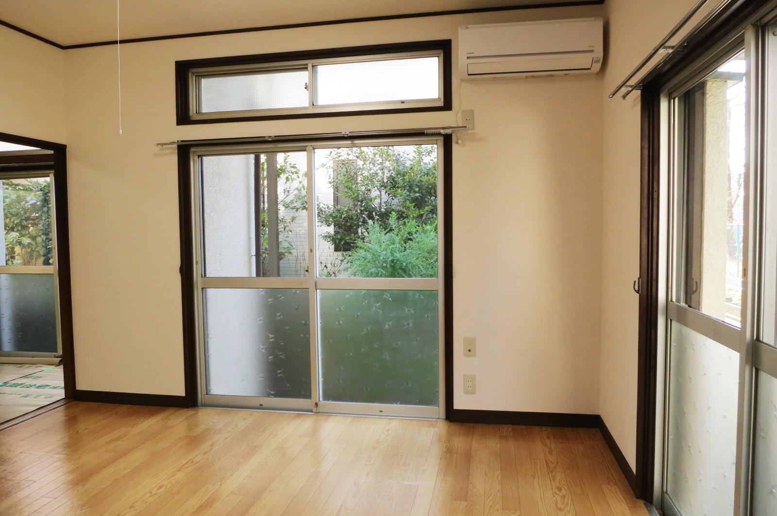 Living and room. First floor 6 tatami Western-style It is bright with two-sided lighting