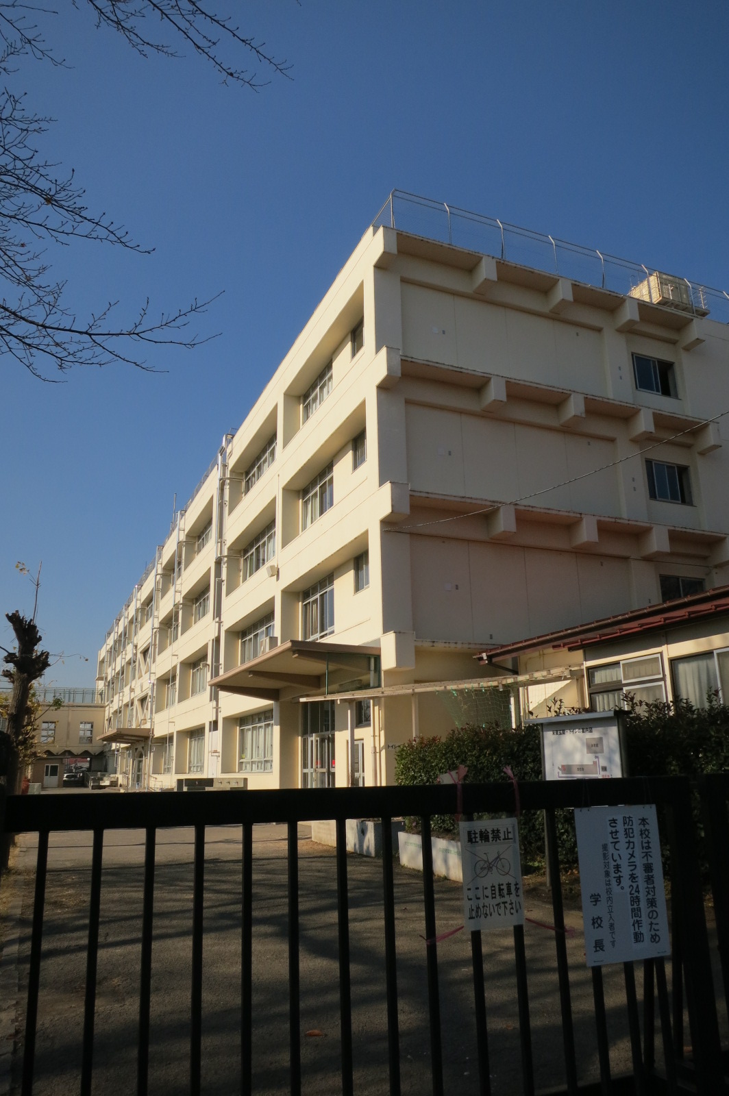 Junior high school. 800m to Hino Municipal Osakaue junior high school (junior high school)