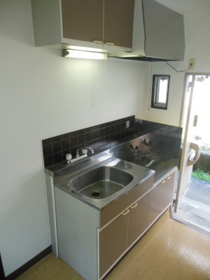 Kitchen. I am happy to ventilation It was given a small window in the kitchen