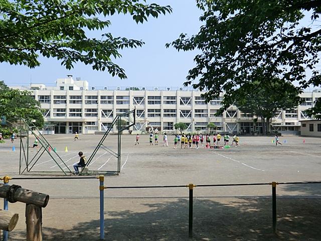 Primary school. 704m to Hino City JunIsao Elementary School