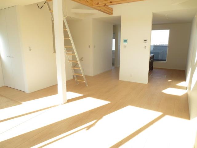 Living. Building B The second floor of a bright 19.25 quires LDK