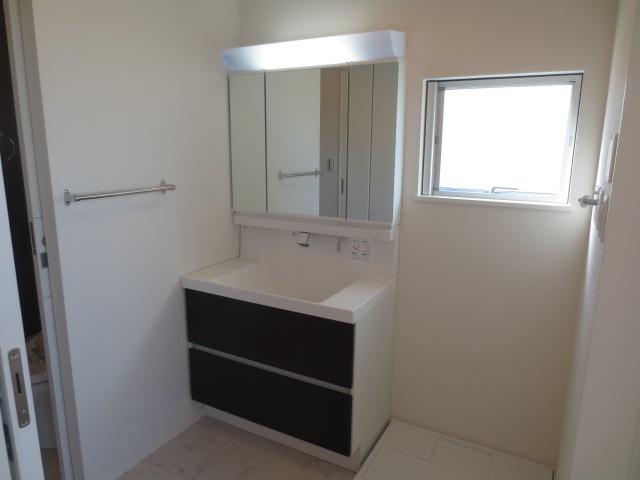 Same specifications photo (bathroom). Building B Three-sided mirror vanity with shampoo dresser function