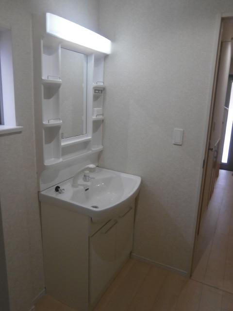 Wash basin, toilet. 1 Building