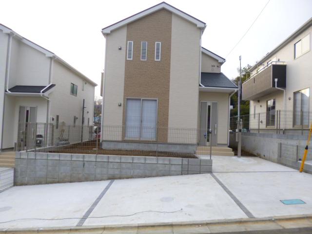 Local appearance photo. Building 2