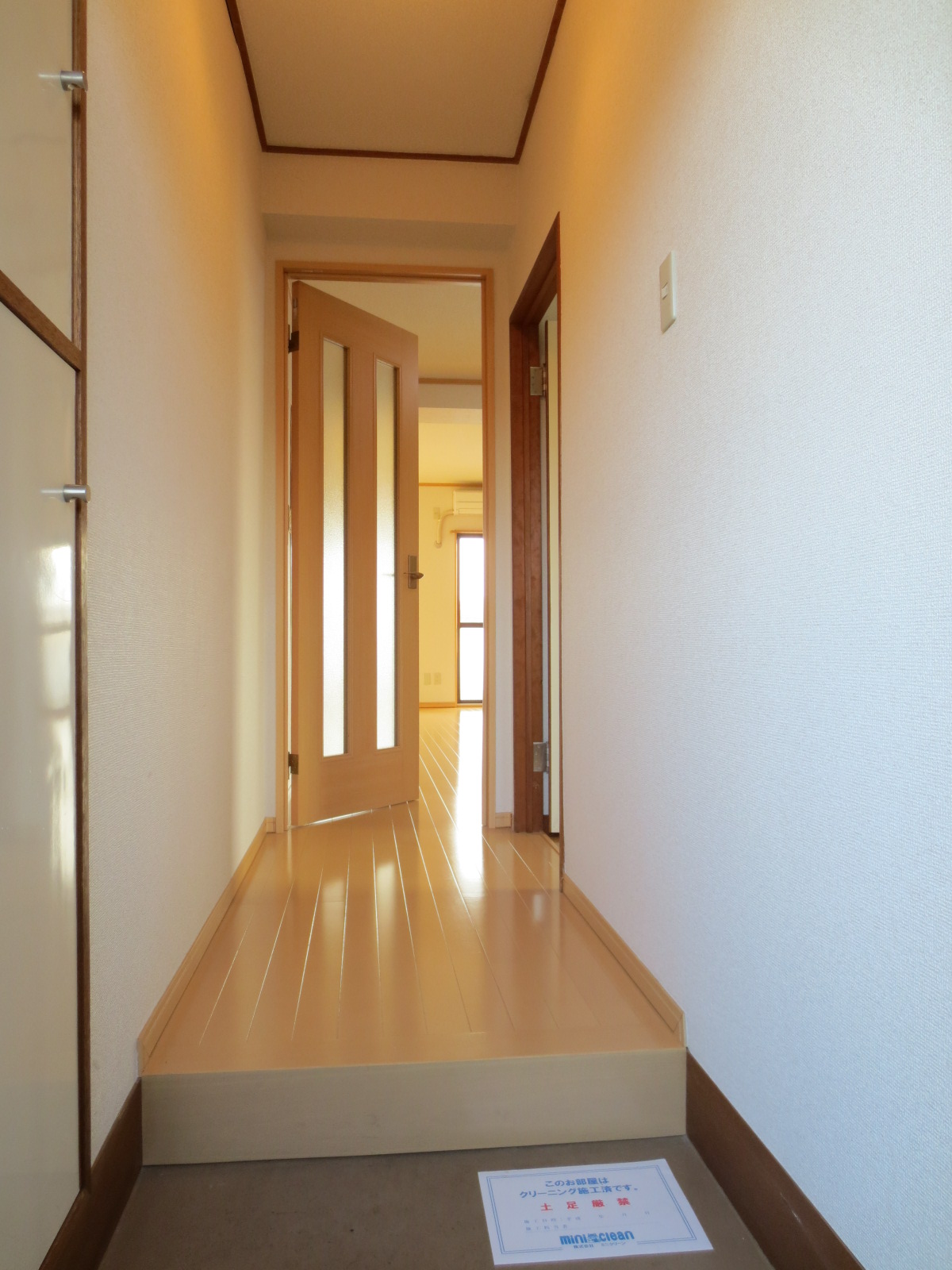 Entrance. Corridor type in the room can not see