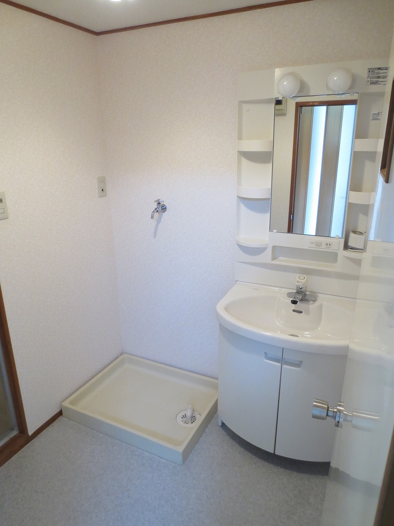 Washroom. Waterproof bread with Washing machine in the room ☆