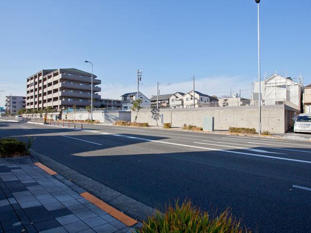 Local photos, including front road. Local (12 May 2013)