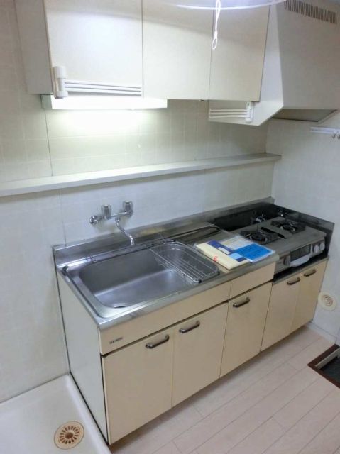 Kitchen. Self-catering in a two-burner gas stove correspondence also happy to