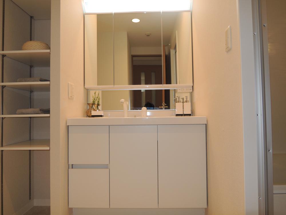 Wash basin, toilet. Indoor (12 May 2013) Shooting