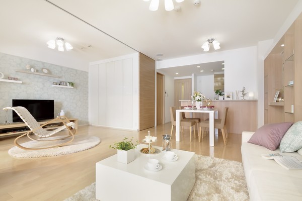 living ・ By Akehanatsu the dining wall door, The large space of about 18.4 tatami