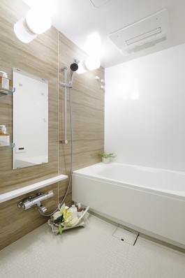 Adopt a low full stride bathtub. To feel spacious bathroom