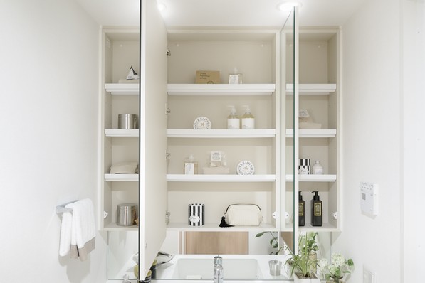 Also safe such as when visitors to Shimae neat well as three-sided mirror back storage cosmetics