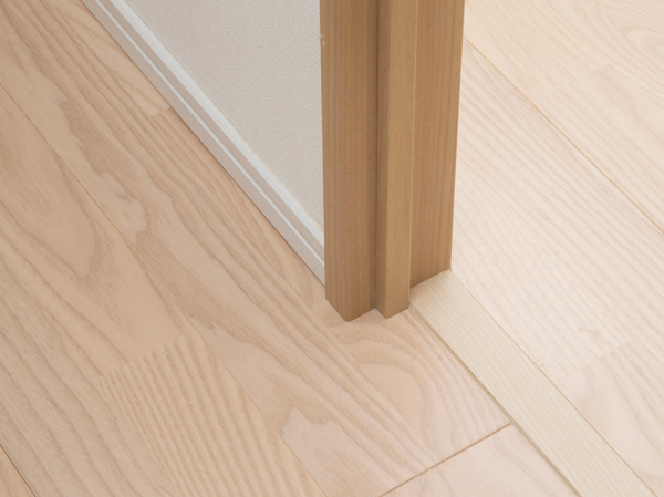 Interior.  [Flat Floor] A step of the floor as much as possible to suppress and has designed. Consideration of the safety of the feet, Also stuck to the material. (Same specifications)