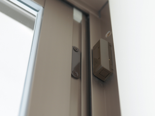 Other.  [Security sensors] To detect the illegal intrusion, And notify you by warning sound. Done also automatically reported to the security company, Protect the safety.  ※ First floor dwelling unit except for the surface grid ・ Adopted in some windows of the second floor dwelling unit. (Same specifications)