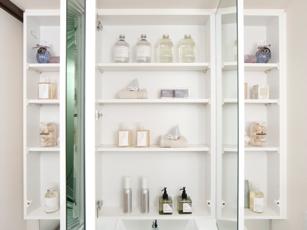 Bathing-wash room.  [Three-sided mirror back storage] Three-sided mirror of the wash room is equipped with a large storage on the back. For convenient storage, such as cleansing products and cosmetics. (Same specifications)
