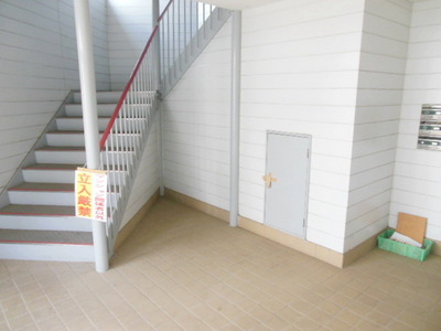 Entrance. Entrance clogging the entrance of I