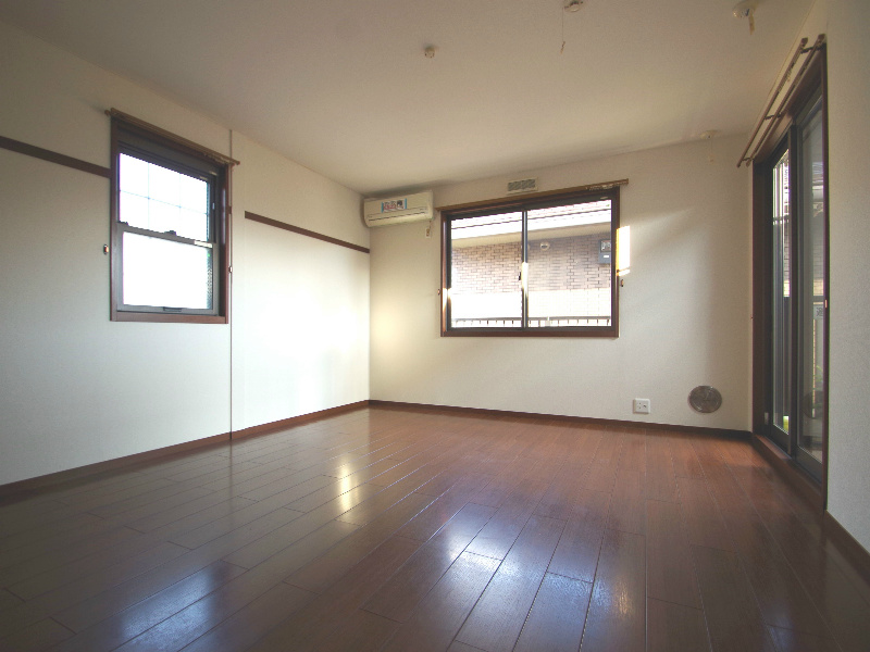 Living and room. Spacious Western-style 7.8 Pledge!