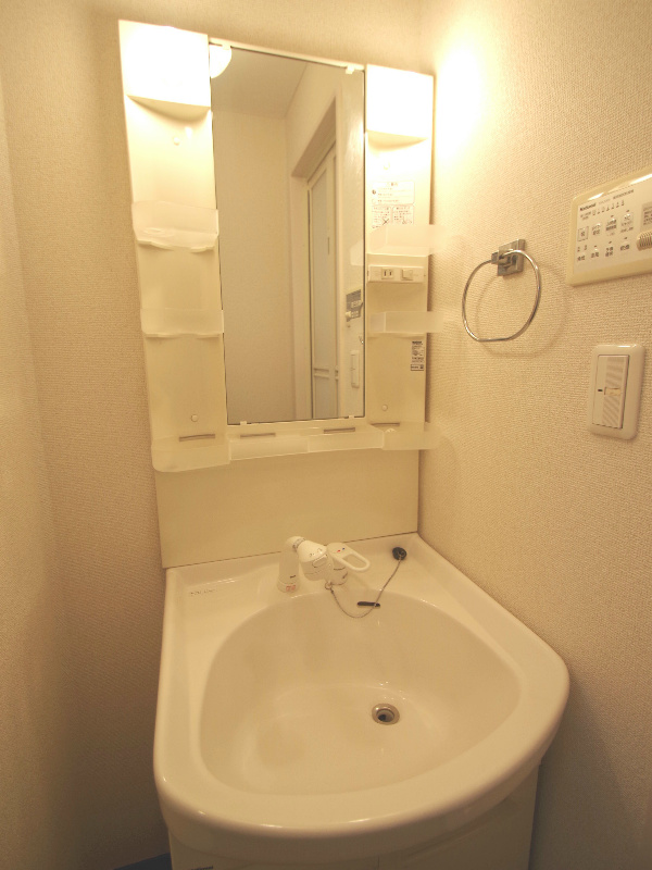 Washroom. Shampoo dresser!