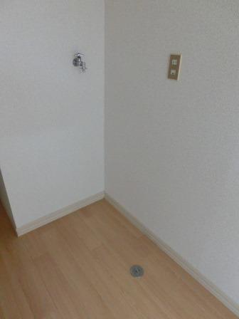 Other Equipment. Washing machine in the room. Large can also be installed. 