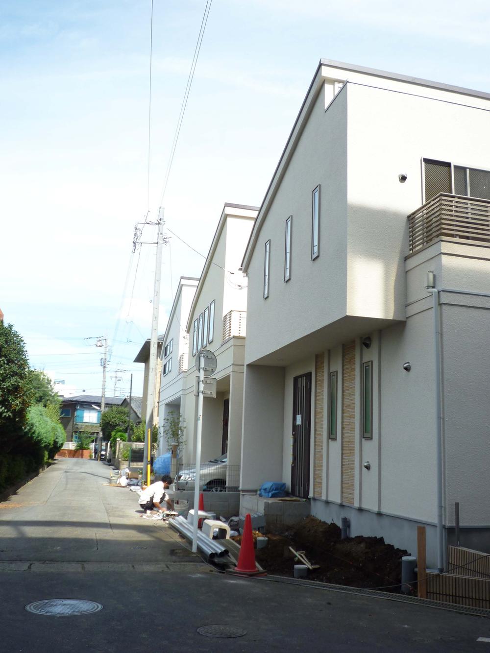 Local photos, including front road. It is a flat way to the station