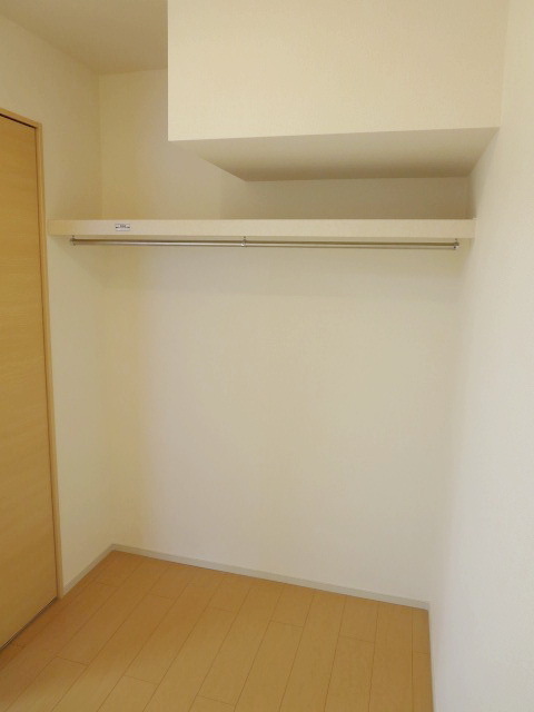 Receipt. Storage space ensure an open closet