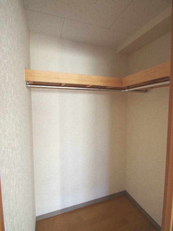 Receipt. Walk-in closet that can accommodate the various things! 