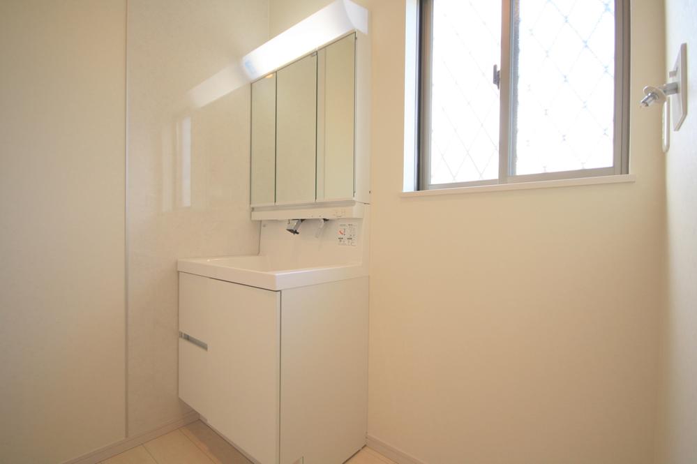 Wash basin, toilet. bathroom