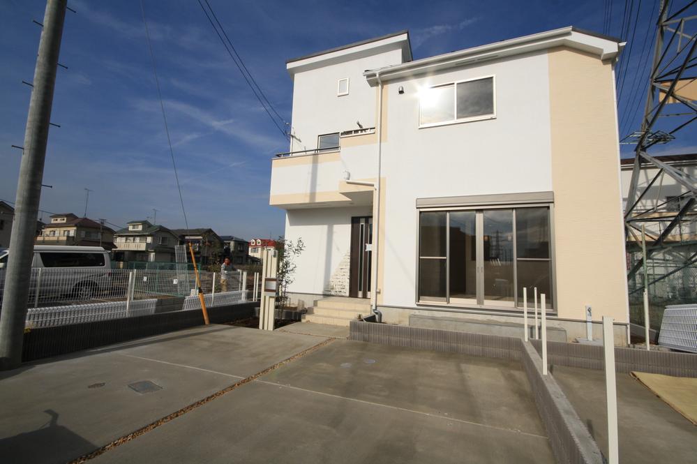 Local photos, including front road. Local appearance photo