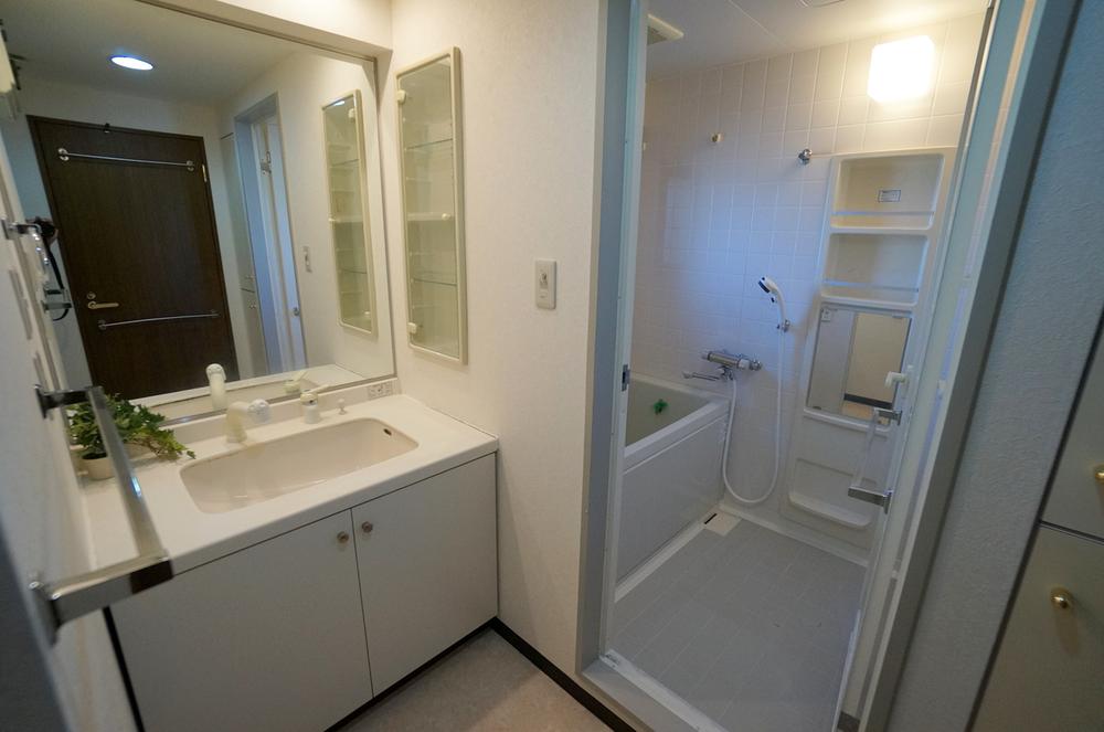 Wash basin, toilet. bathroom