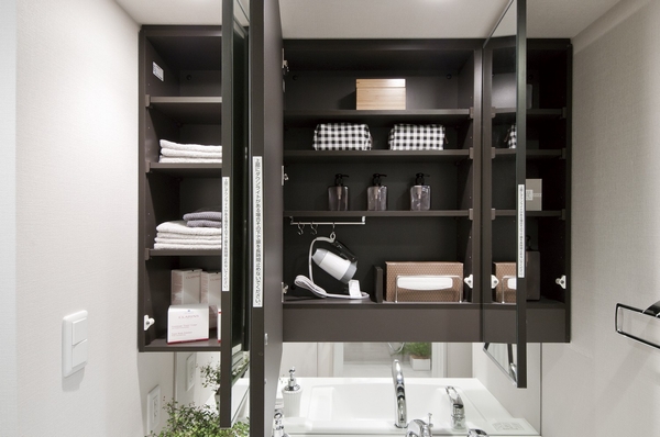 Towels three-sided mirror back housing to ensure a Maeru depth (lavatory)