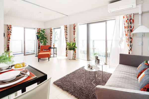 Living.  [living ・ dining] Light and wind becomes the interior. Pleasant sunlight that shines from a wide opening, And 爽風 from flows river. Space of extensive ingenuity of lighting and ventilation taking advantage of the goodness of this land location. It is housing that smile bouncing in daily life.