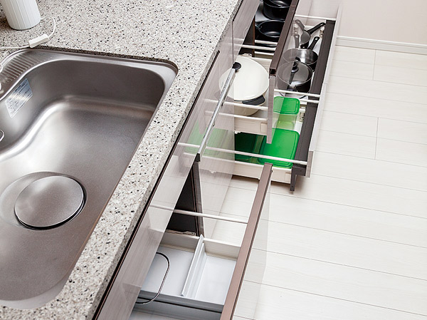 Kitchen.  [All slide storage] The kitchen is, It is taken out easily all sliding storage thing in the back. Small is a specification that was also considered storage of.