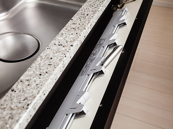 Kitchen.  [Sink before swing knife feed] Take advantage of the sink before the space was a dead space as a kitchen knife feed. It can accommodate four knives.