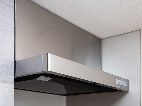 Kitchen.  [Enamel clean range hood] Easy-made enamel care from the rectifier plates to filter. filter, Fans will be washed to remove.