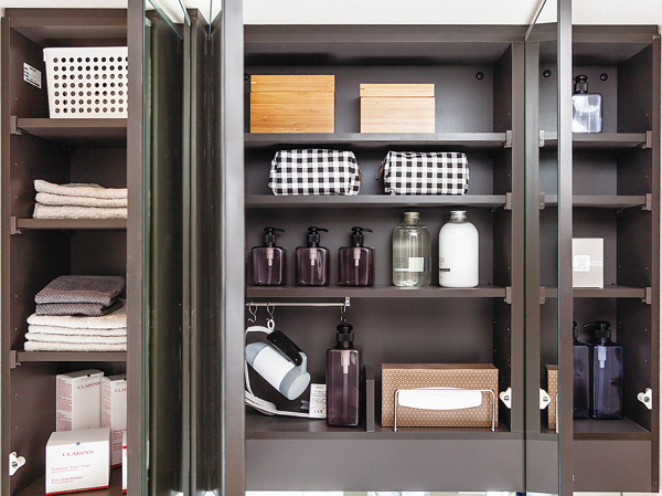 Bathing-wash room.  [Kagamiura storage] Three sides Kagamiura is on the entire storage space. Easy cosmetic accessories and dryer is put, Also it comes with fall prevention guard frame.